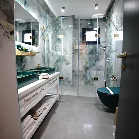 Luxury Boutuiqe 4*