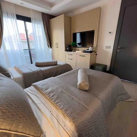 Отель Luxury Boutuiqe 4*