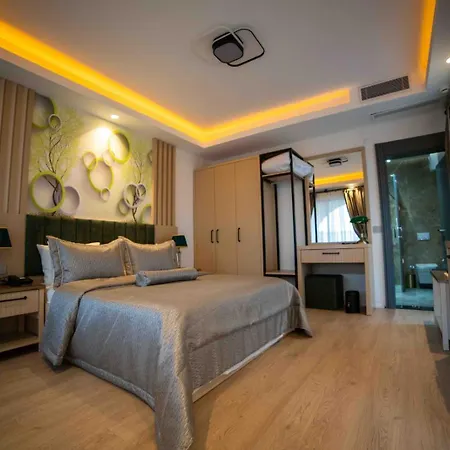 Luxury Boutuiqe 4*